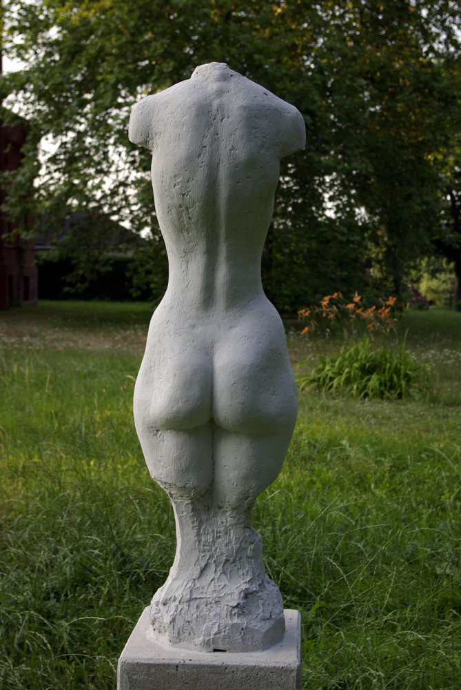 KuhleW_wk11_aufrechter-weiblicher-torso-hinten