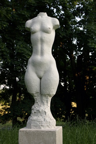 KuhleW_wk11_aufrechter-weiblicher-torso-vorn